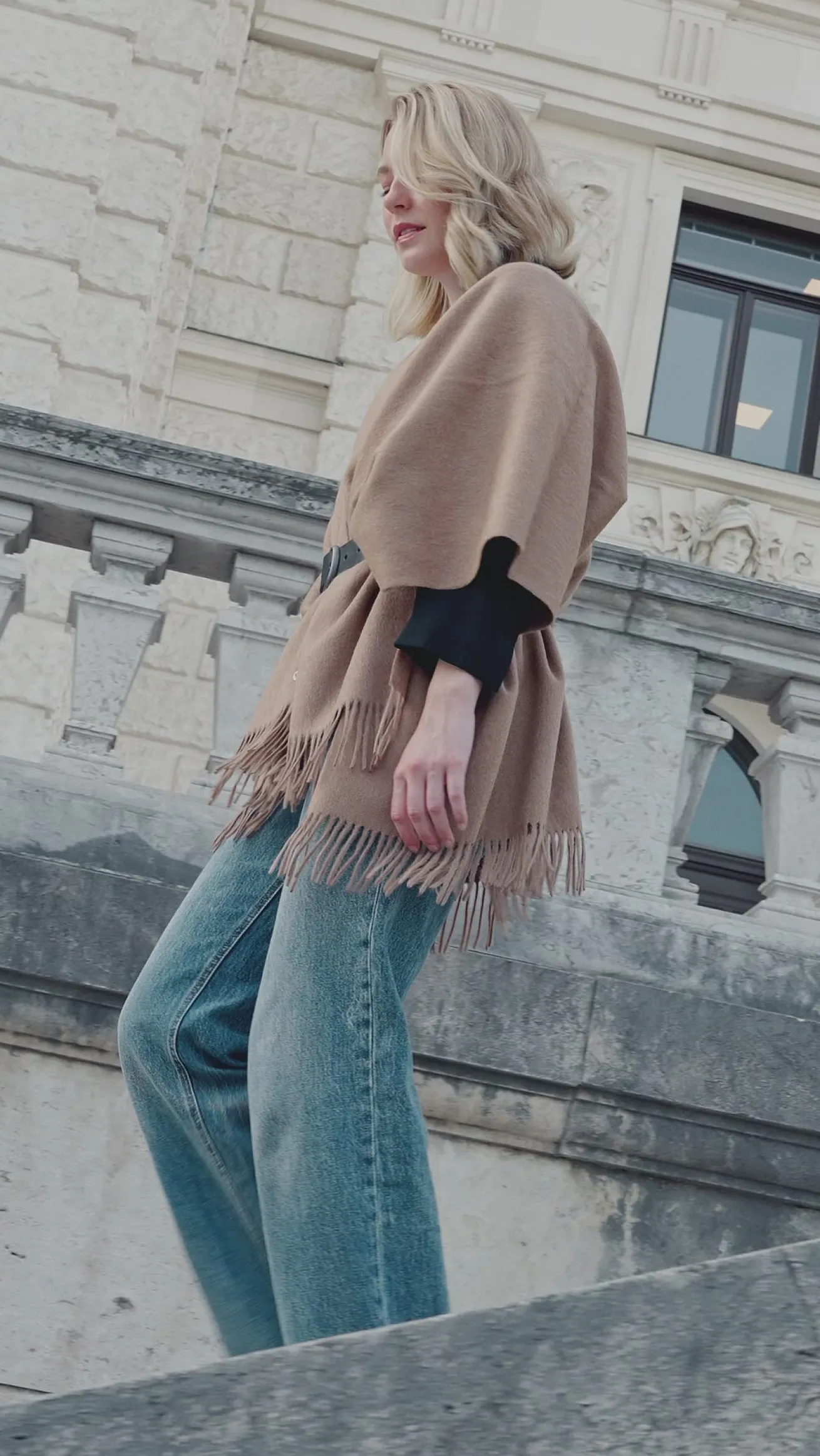 Einfarbiger Poncho aus reiner Wolle