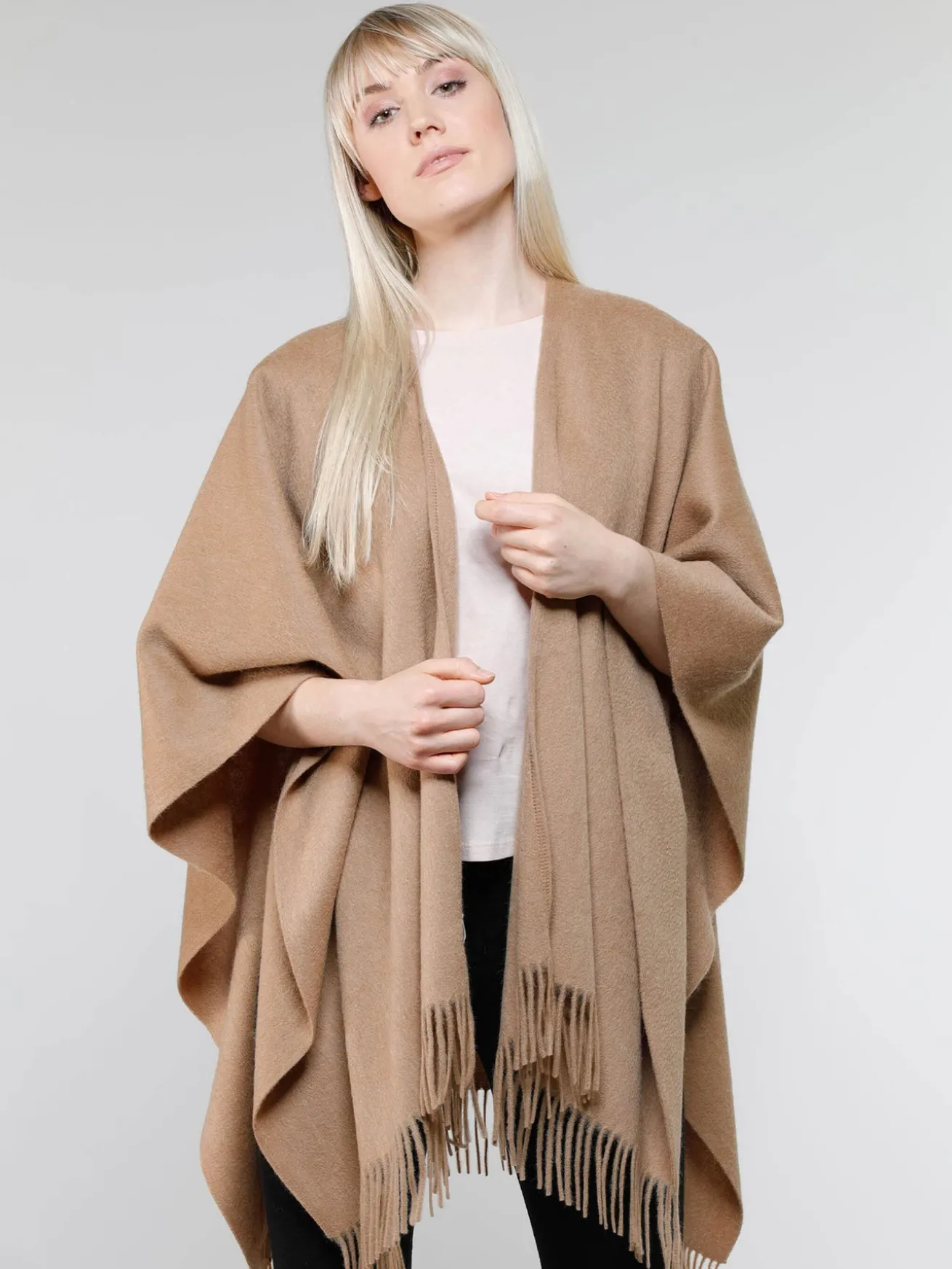Einfarbiger Poncho aus reiner Wolle