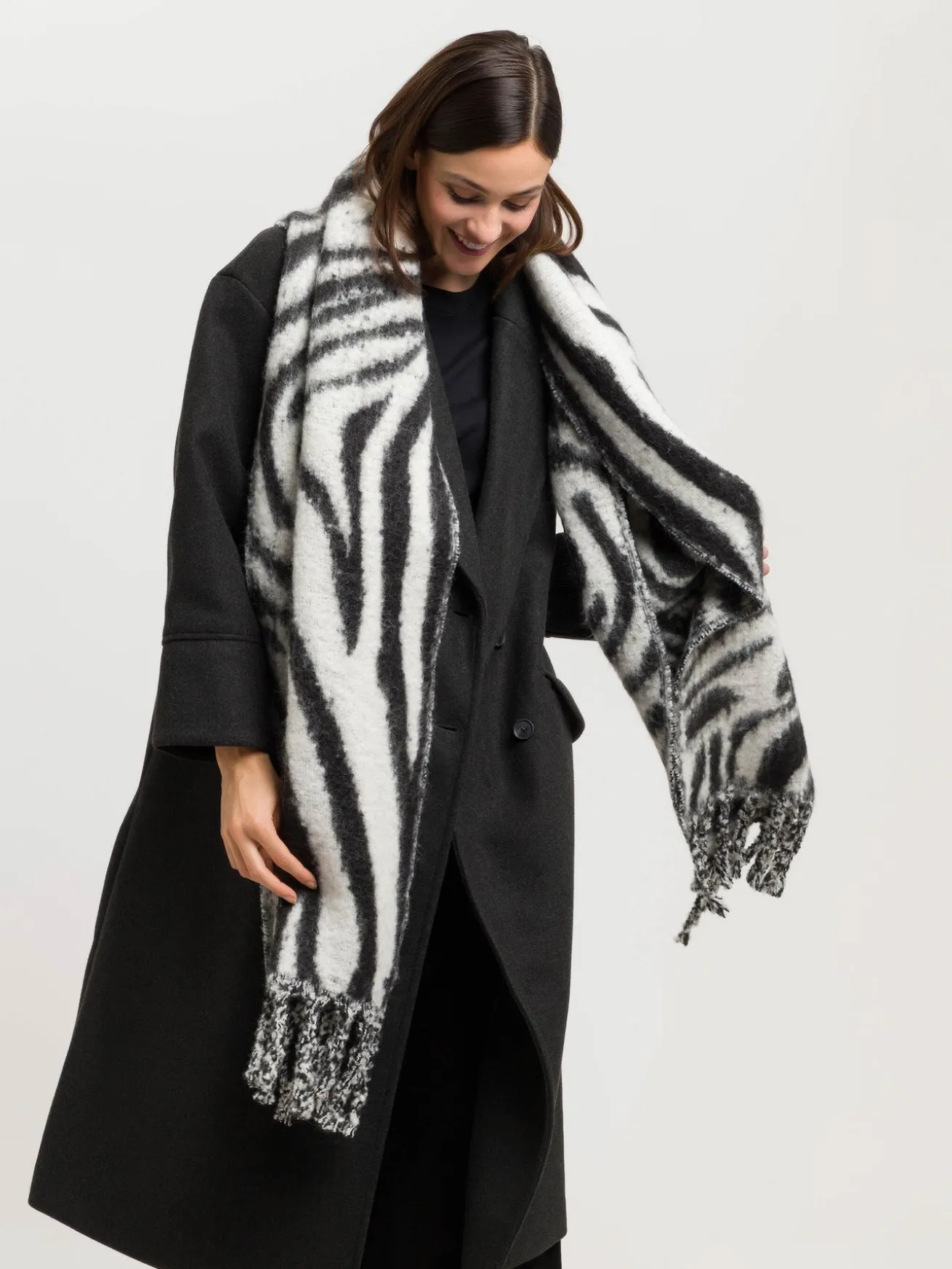Flauschiger XL-Schal mit Zebra-Design in Wollmischung