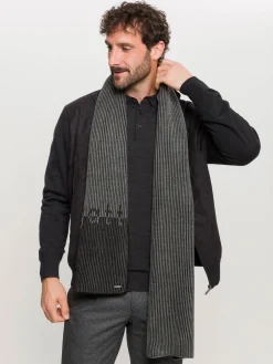Strickschal mit bugatti-Schriftzug in Wollmischung