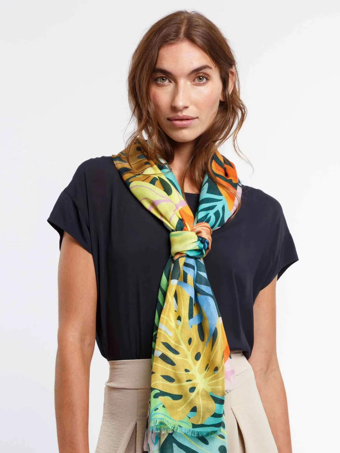 Sustainability Collection - Schal mit buntem Blatt-Design aus Viskose