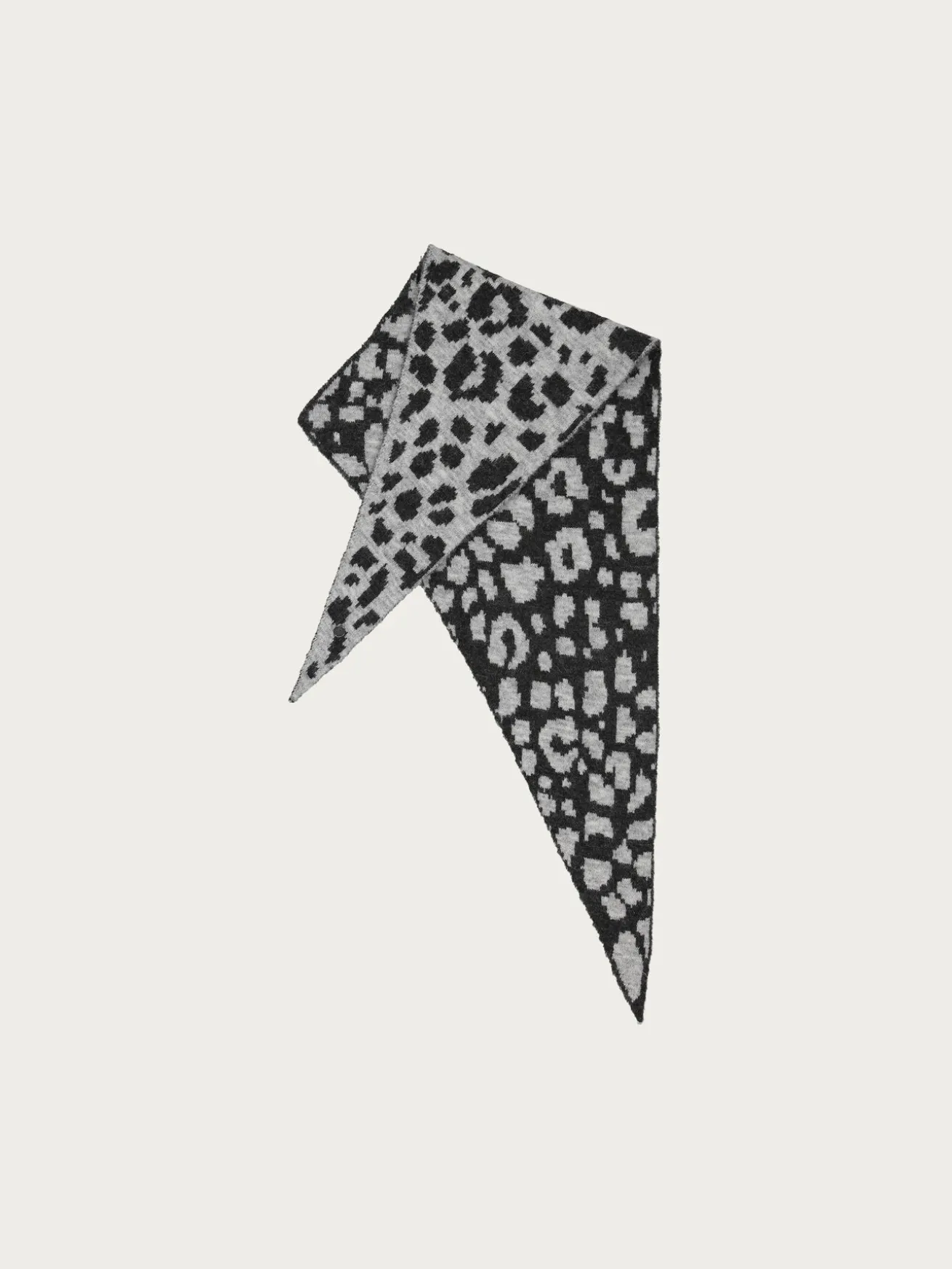 Sustainability Edition - Gestricktes Tuch mit Leo-Design