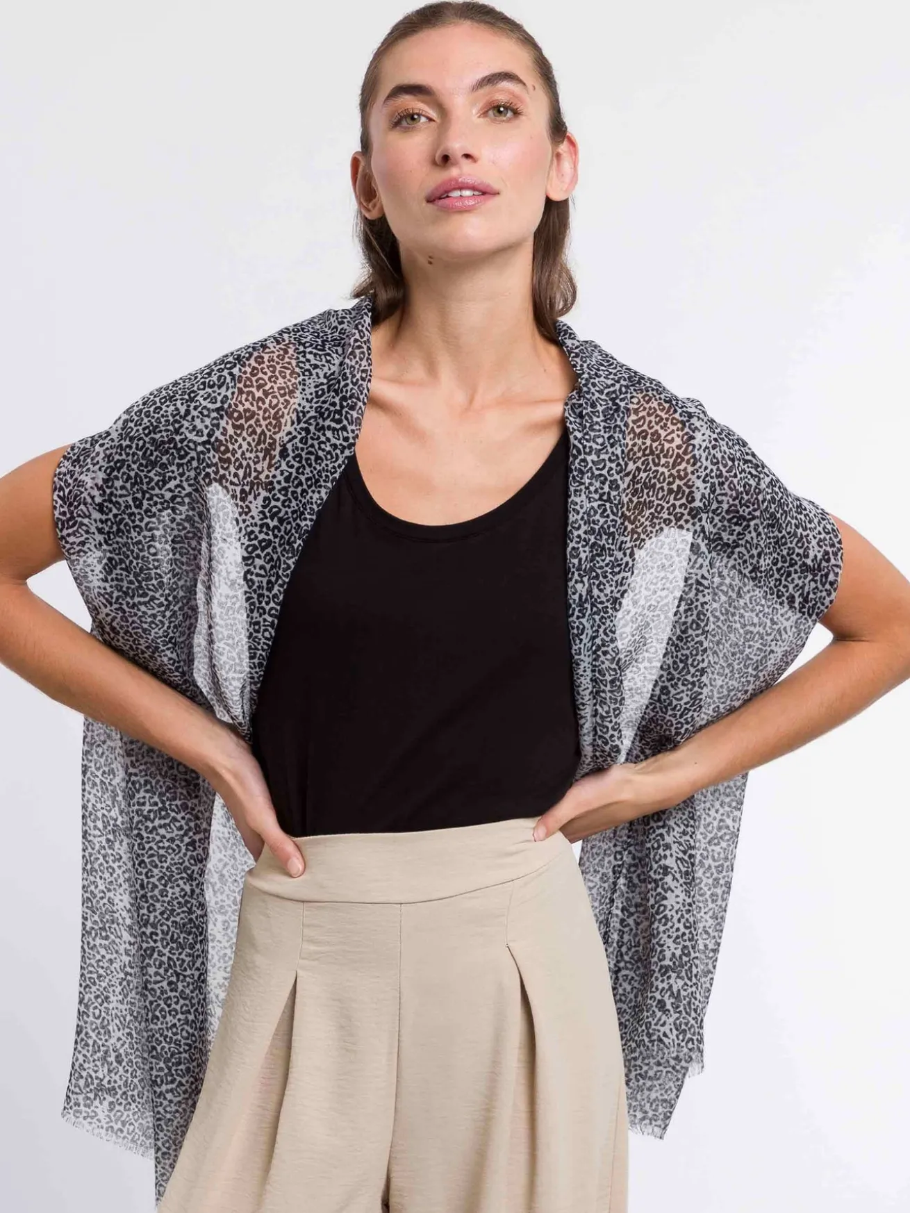 Sustainability Edition - Schal mit zartem Leo-Design