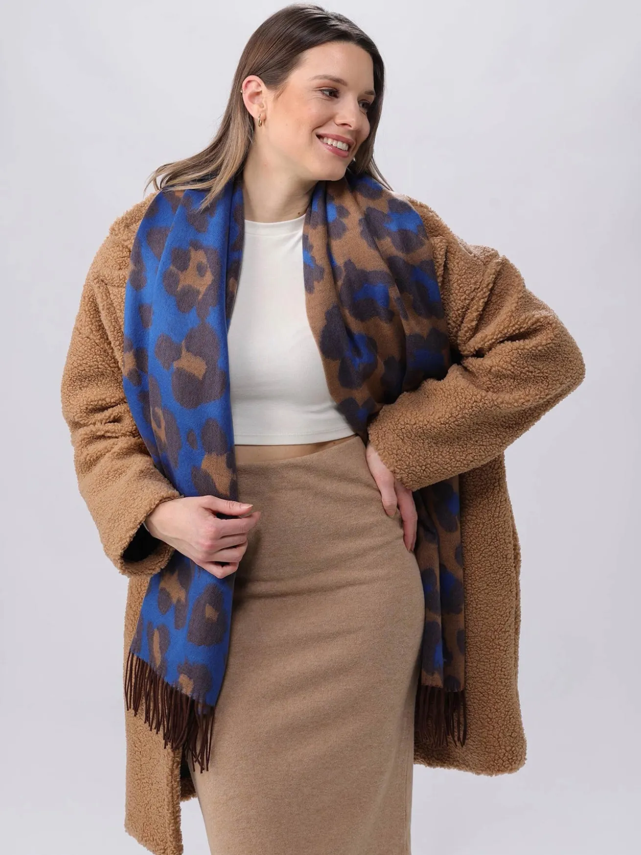 Zweifarbiger Cashmink-Schal mit Leo-Design