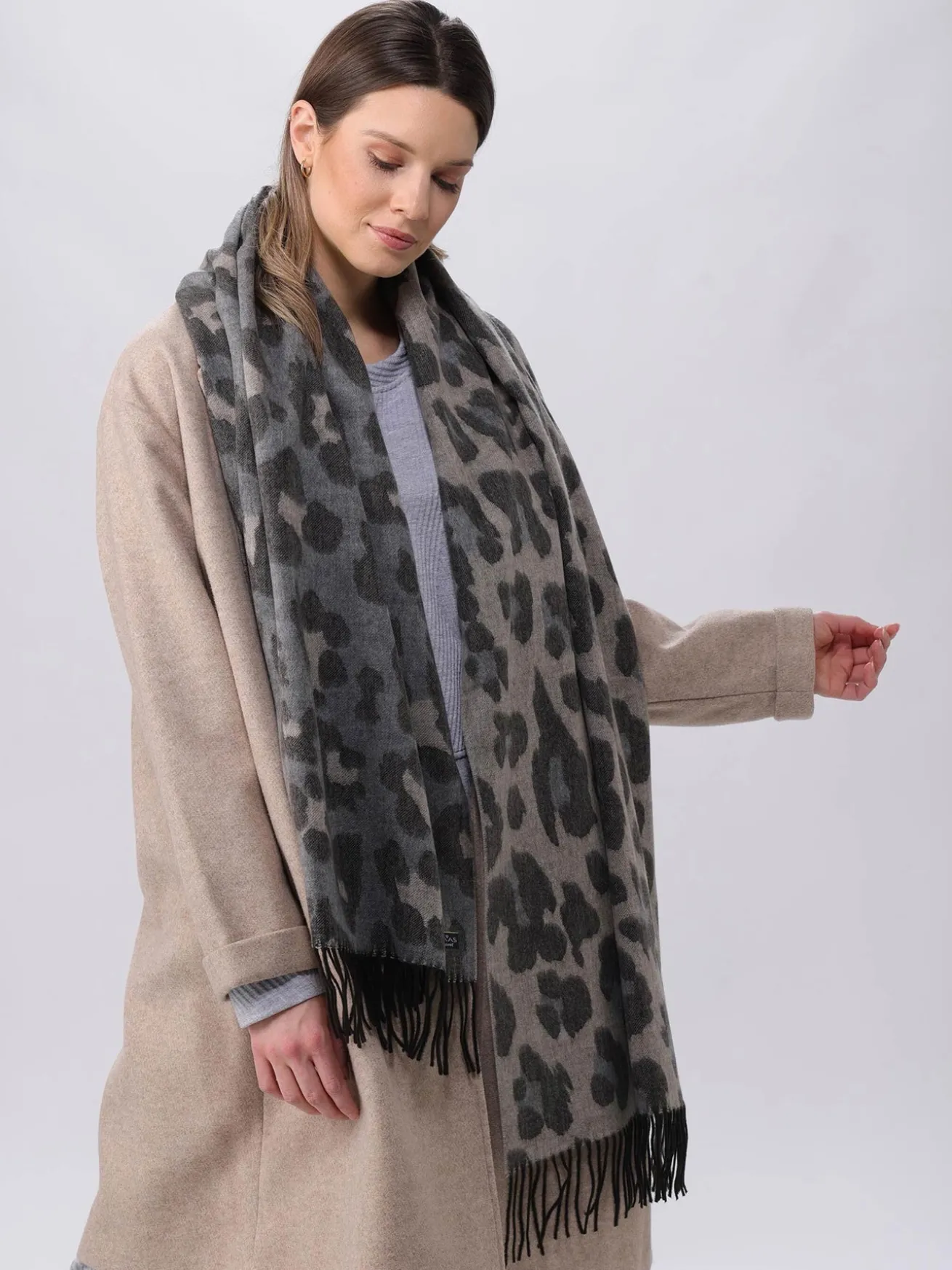 Zweifarbiger Cashmink-Schal mit Leo-Design