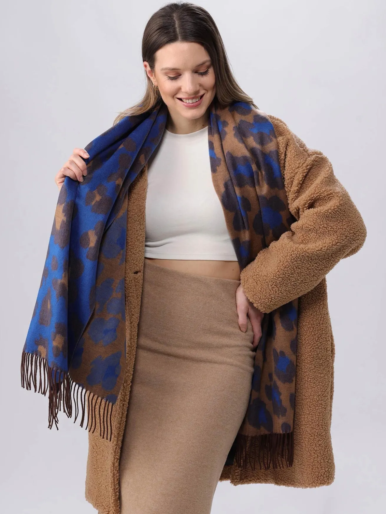 Zweifarbiger Cashmink-Schal mit Leo-Design